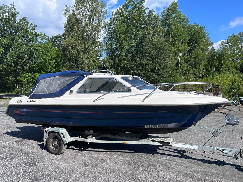 Bella 642HT + Evinrude 90