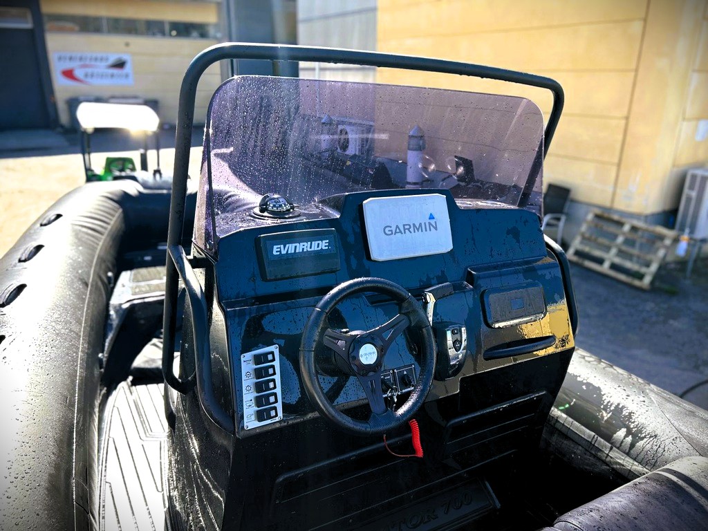 Brig Navigator 700 + Evinrude E-TEC 200