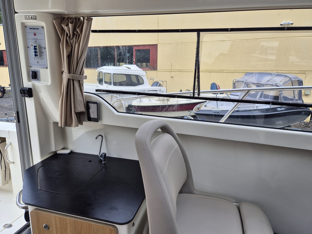 Quicksilver 755 Pilothouse + Mercury F150