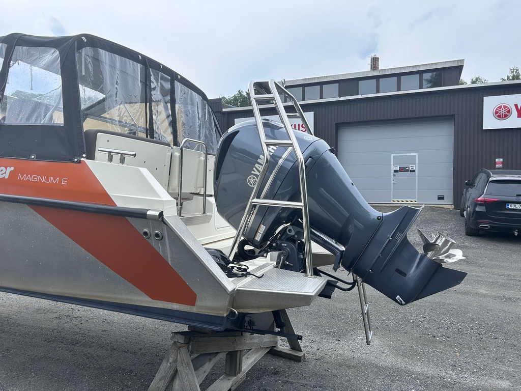 Buster Magnum E + Yamaha F225